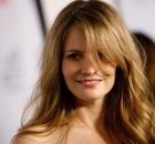 Jennifer Jason Leigh